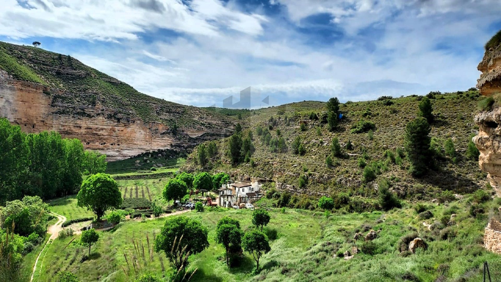 CASA SINGULAR EN UN ENTORNO NATURAL PRIVILEGIADO