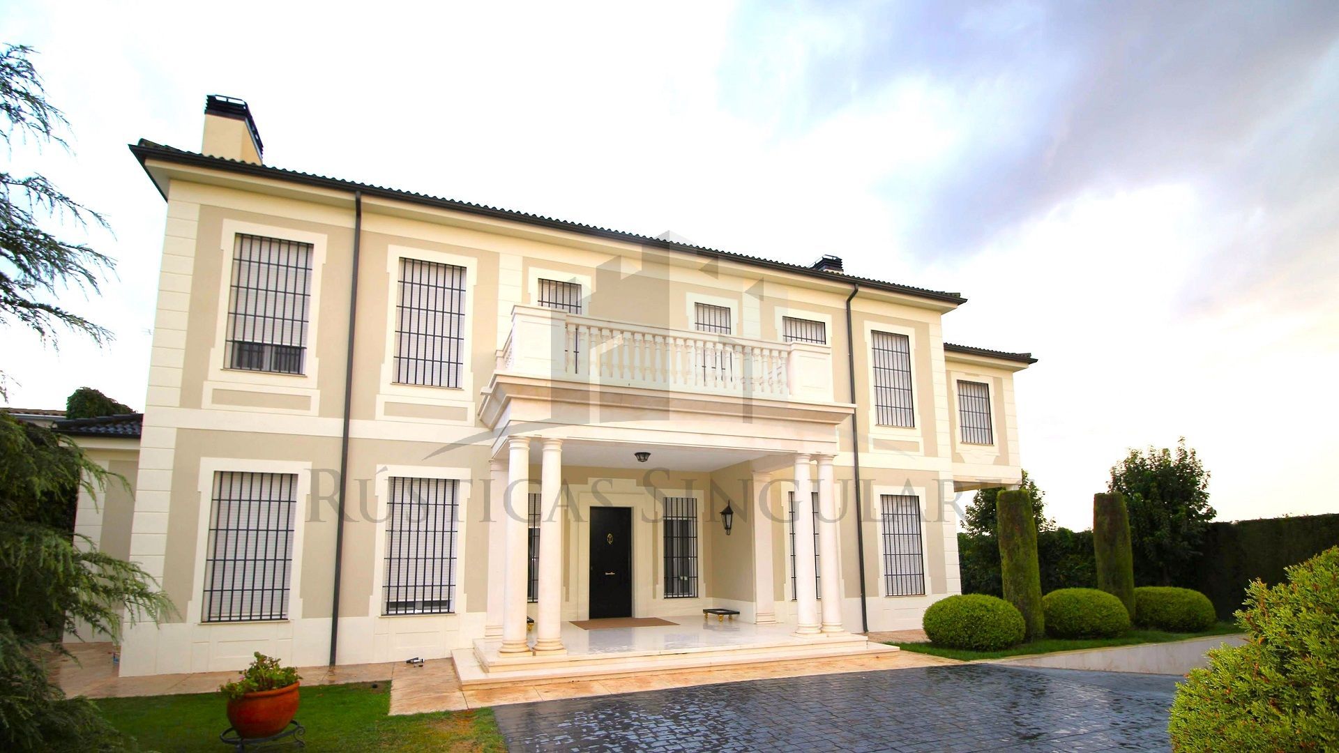 ELEGANTE CASA SEÑORIAL DE DISEÑO CLÁSICO