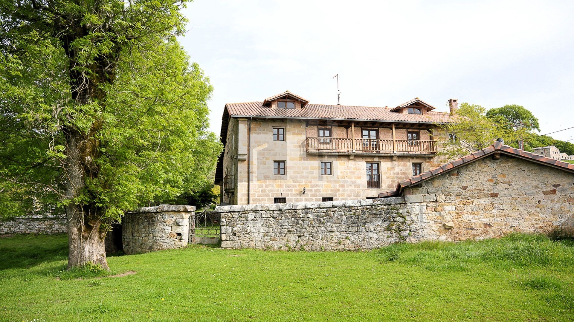 ENCANTADORA CASONA CANTABRA JUNTO AL PANTANO DEL EBRO