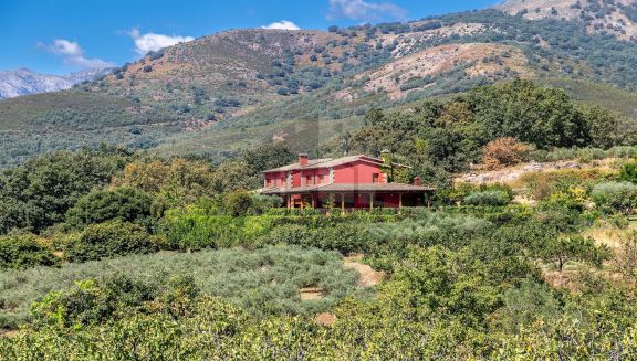 EN SIERRA DE GREDOS, EXCLUSIVA CASA DE CAMPO CON VISTAS PRIVILEGIADAS