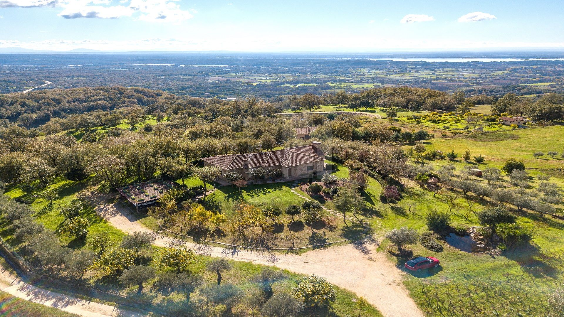 ENCANTADORA CASA DE CAMPO CON VISTAS INFINITAS